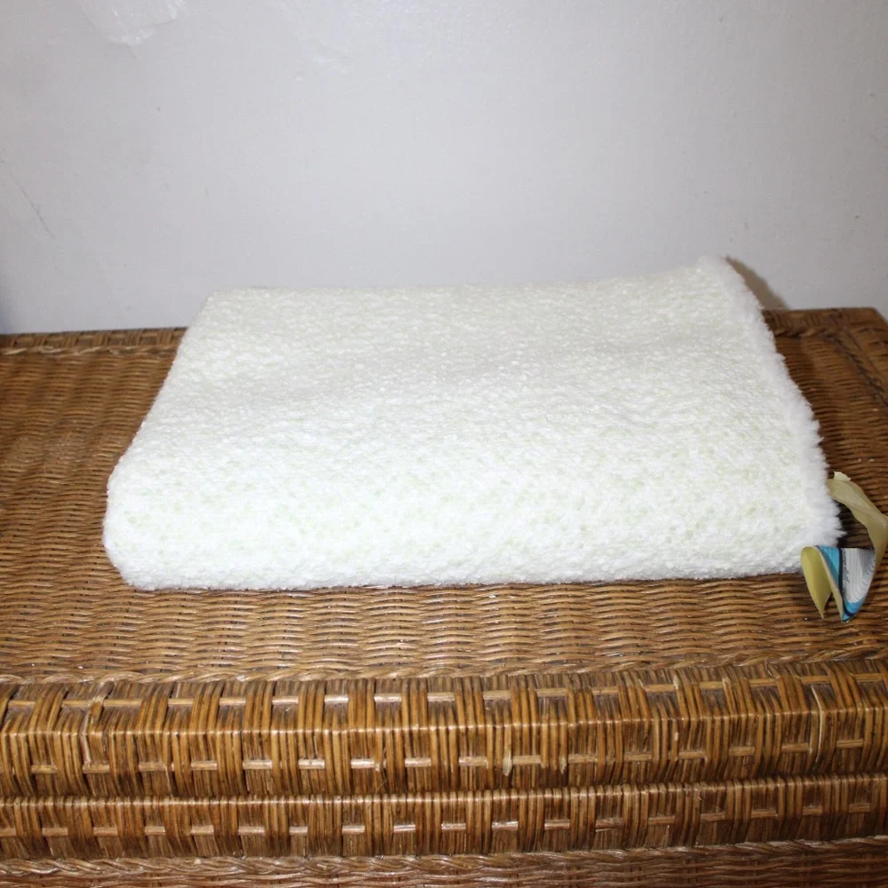Williams Sonoma Bouclé-Style Cotton Blanket. Soft Ivory & Lime Green. 30